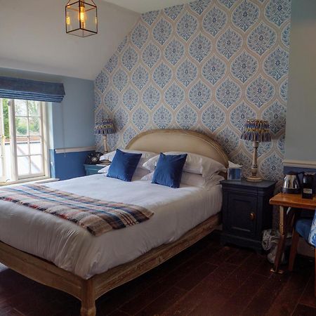 Hinds Head Hotel Aldermaston Bagian luar foto