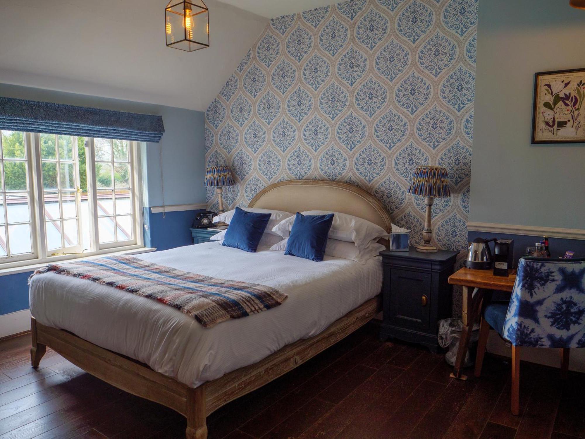 Hinds Head Hotel Aldermaston Bagian luar foto