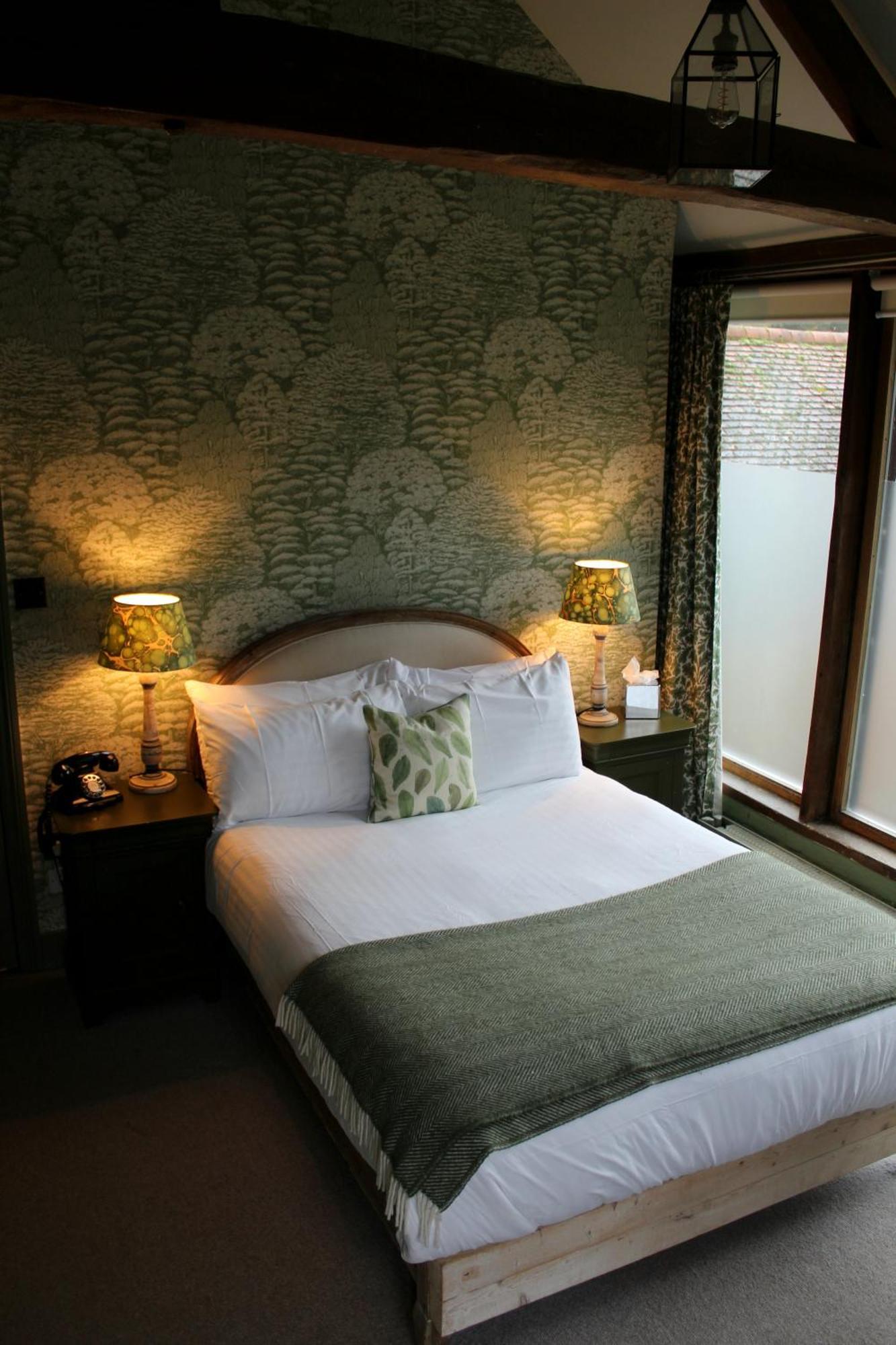 Hinds Head Hotel Aldermaston Bagian luar foto
