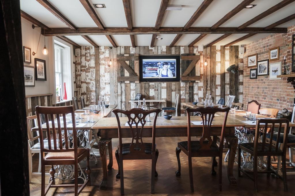 Hinds Head Hotel Aldermaston Bagian luar foto