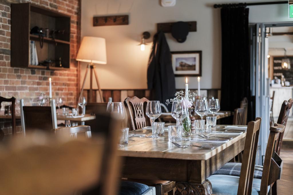 Hinds Head Hotel Aldermaston Bagian luar foto