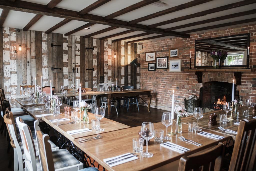 Hinds Head Hotel Aldermaston Bagian luar foto
