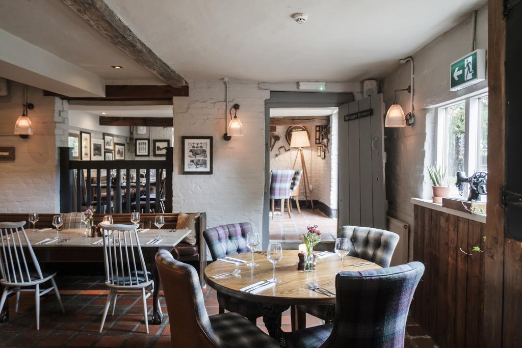 Hinds Head Hotel Aldermaston Bagian luar foto