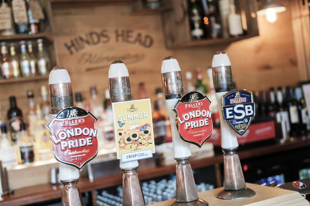 Hinds Head Hotel Aldermaston Bagian luar foto