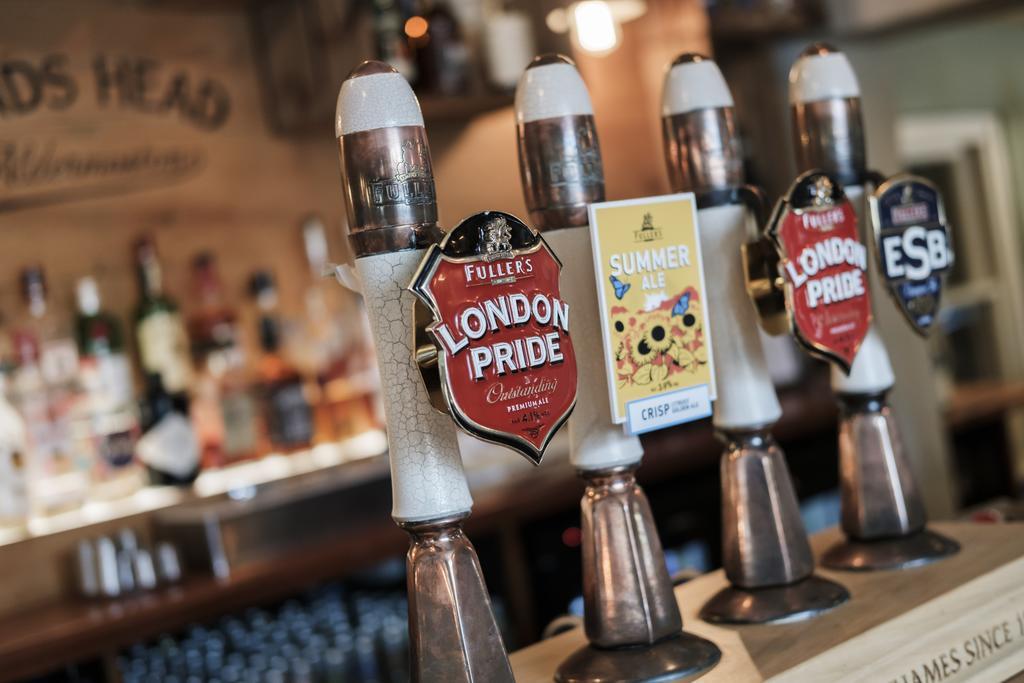 Hinds Head Hotel Aldermaston Bagian luar foto