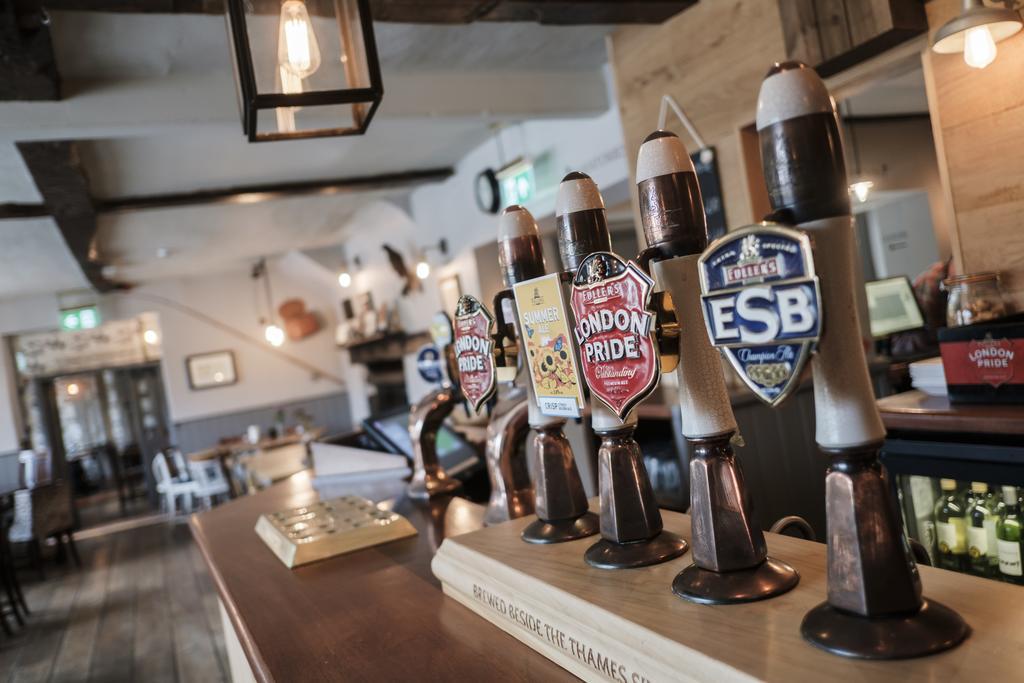 Hinds Head Hotel Aldermaston Bagian luar foto