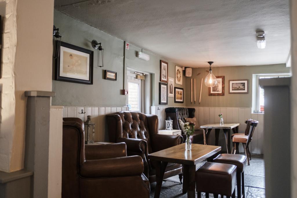 Hinds Head Hotel Aldermaston Bagian luar foto