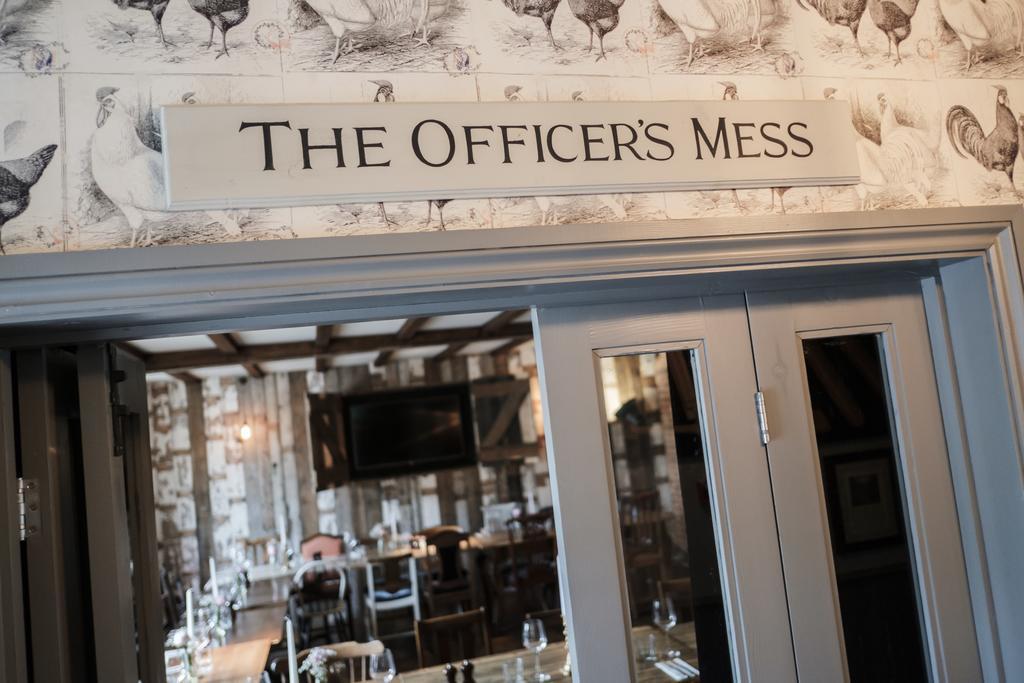 Hinds Head Hotel Aldermaston Bagian luar foto