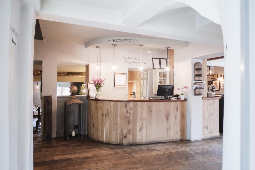 Hinds Head Hotel Aldermaston Bagian luar foto