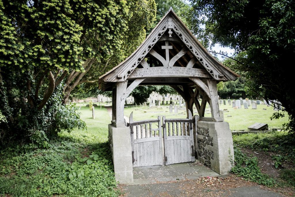 Hinds Head Hotel Aldermaston Bagian luar foto