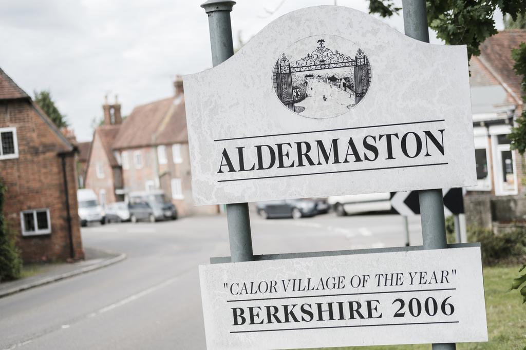 Hinds Head Hotel Aldermaston Bagian luar foto