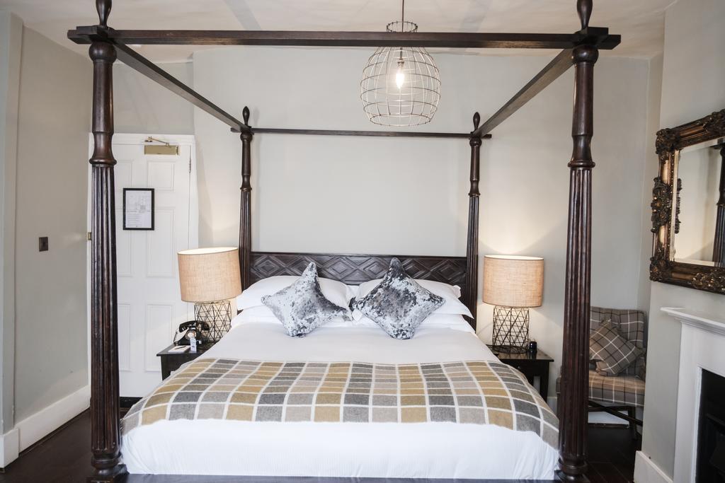 Hinds Head Hotel Aldermaston Bagian luar foto