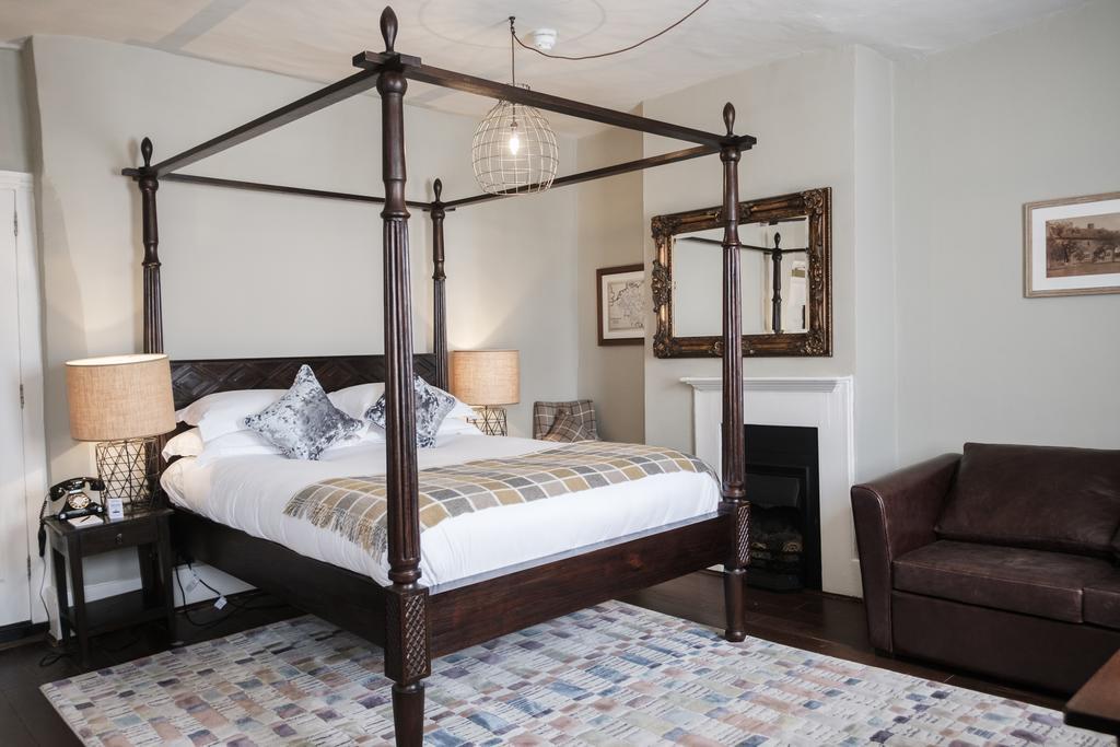 Hinds Head Hotel Aldermaston Bagian luar foto
