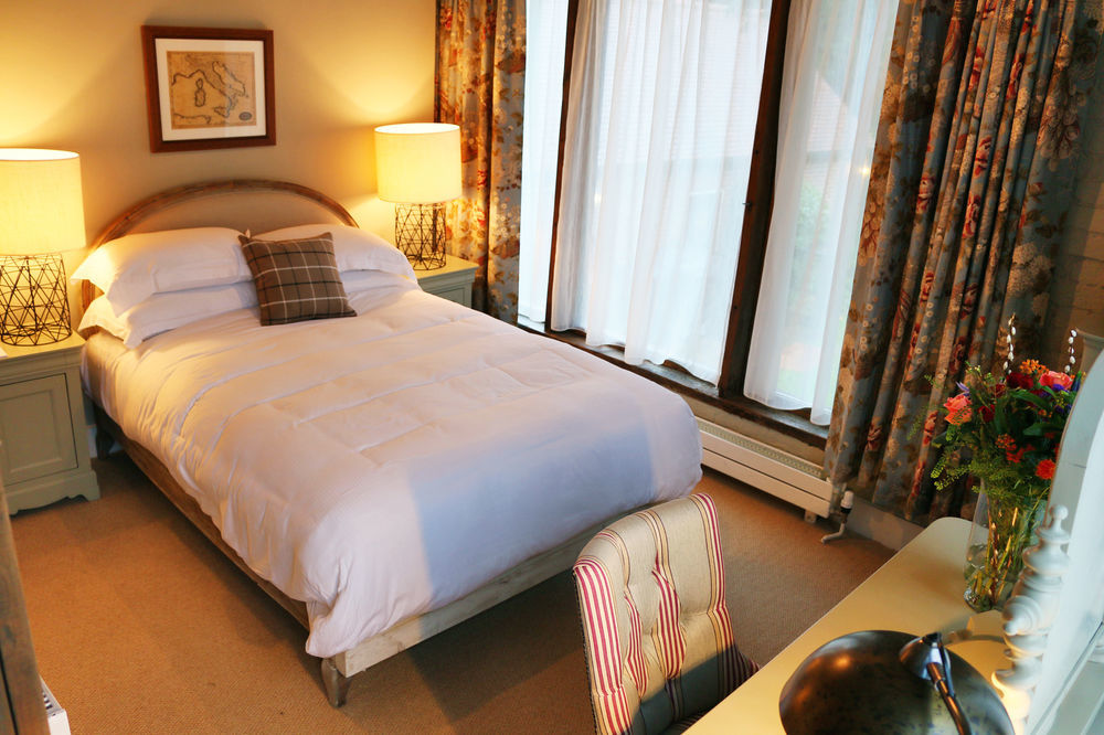 Hinds Head Hotel Aldermaston Bagian luar foto