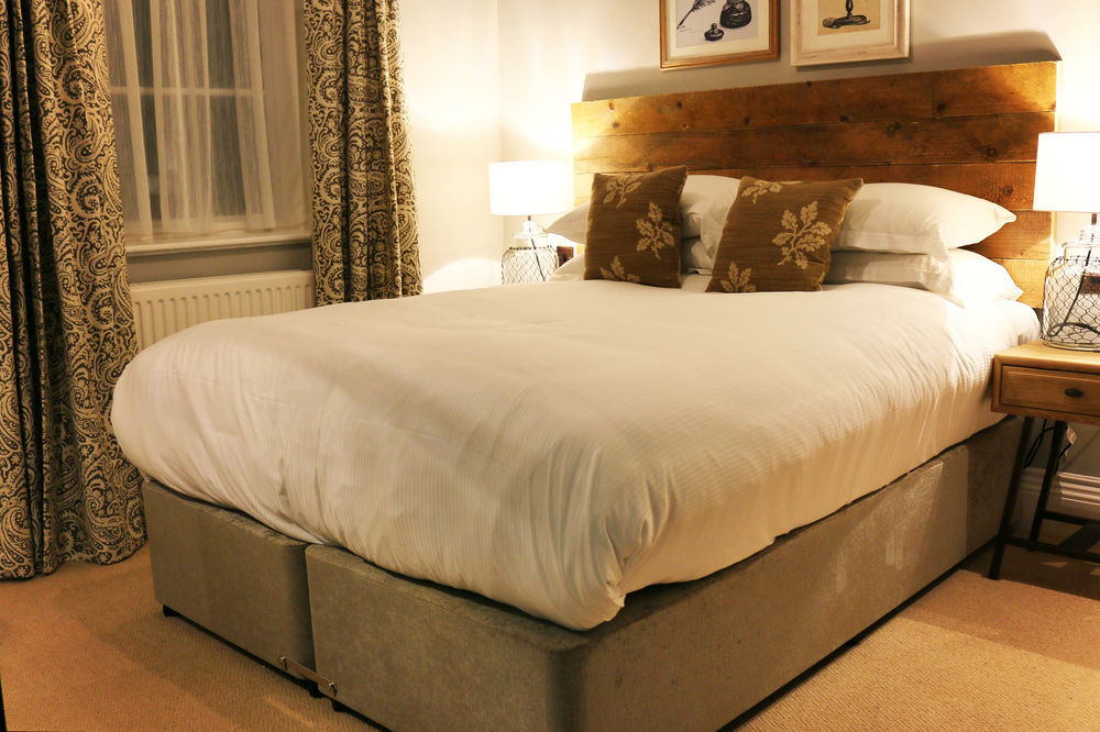 Hinds Head Hotel Aldermaston Bagian luar foto